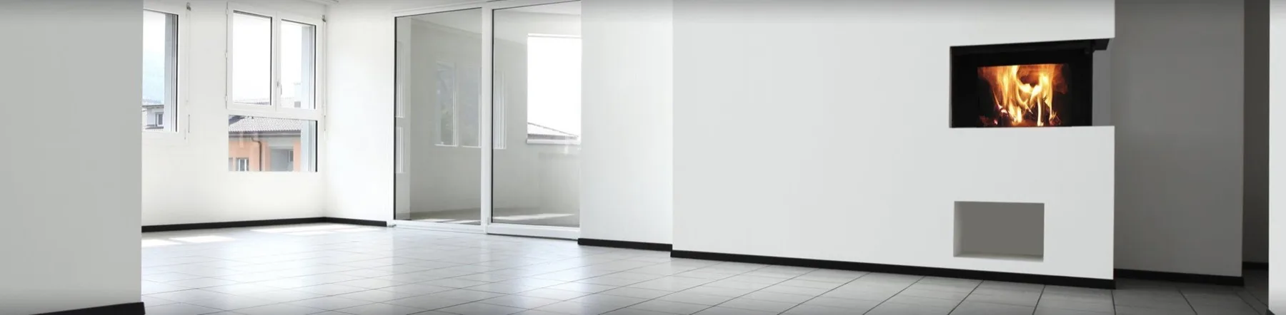 Moderner Wohnraum mit Kamin und Fliesenboden