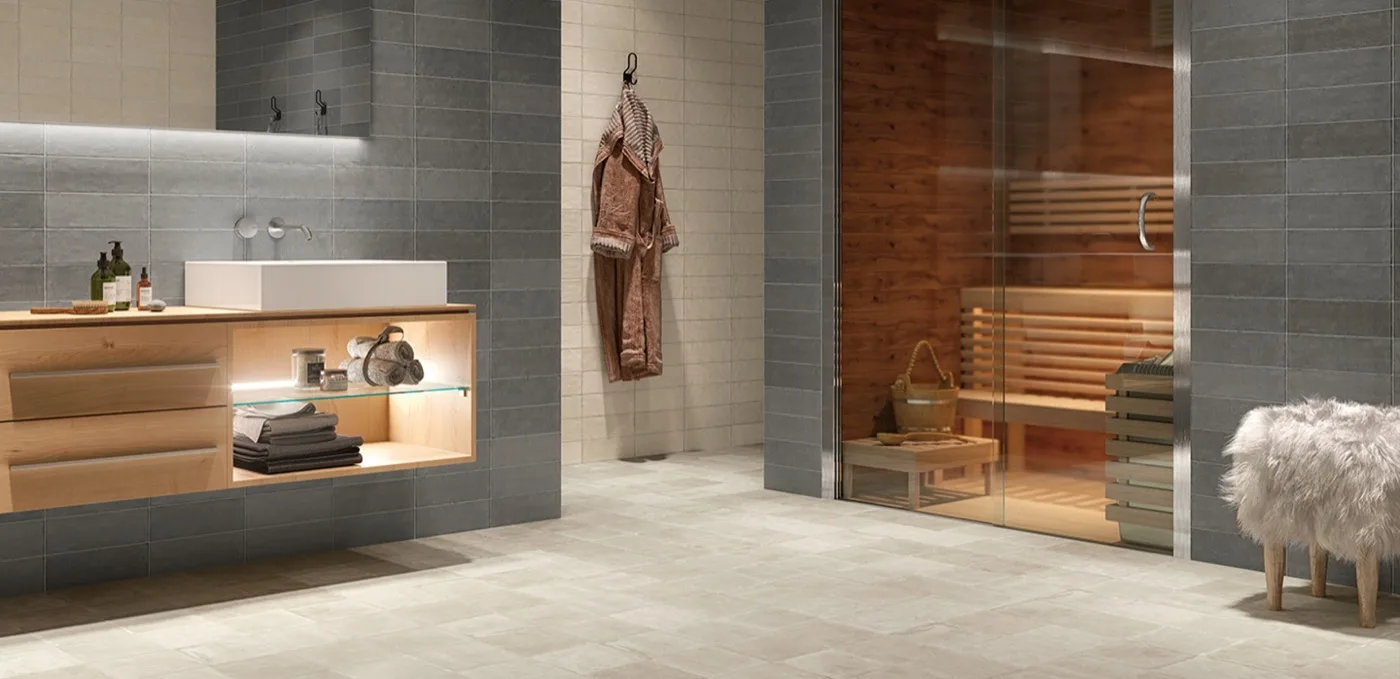 Saniertes Badezimmer mit Sauna und Waschtisch