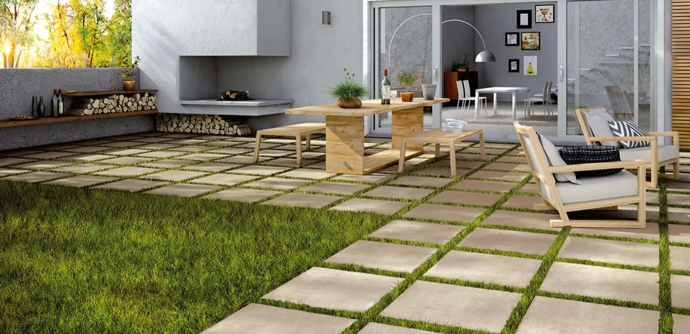 Terrasse mit Steinplatten und Rasenfugen
